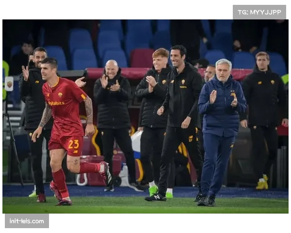 场边：穆里尼奥作为特邀嘉宾现身弗罗西诺内主场观看老东家比赛